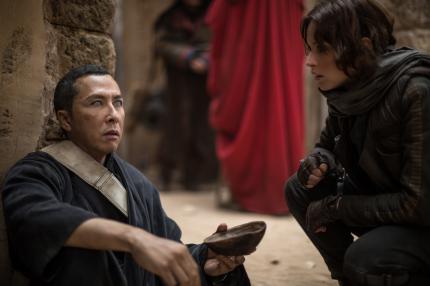 Chirrut Imwe mit Jyn Erso.