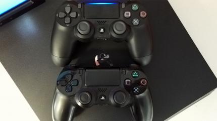 Der dezent überarbeitete PS4 Pro und Standard-Controller im Vergleich. Auffällig: Die neue Lichtleiste vorn. D-Pad, Buttons und Analogsticks sind nun farblich durch einen Grauton hervorgehoben.