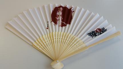 Der Fächer mit Shadow-Tactics-Logo. Hübsch, aber nicht für die Ewigkeit gemacht: Das verwendete Holz wirkt zerbrechlich.
