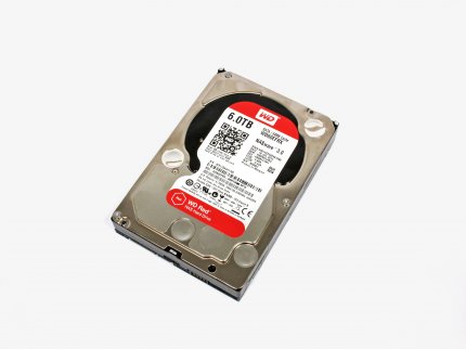 Eine große Festplatte wie diese WD Red mit 6TB Speicher, die mehrere kleinere ersetzt, hilft beim Stromsparen