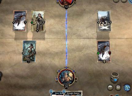 Auf dem Bildschirm sind alle wichtigen Infos zu den Karten und Effekten zu sehen. Zusätzlich lassen sich Hilfstexte einblenden. Das Spielfeld selbst fällt im Vergleich zum bunten Hearthstone trist aus.
