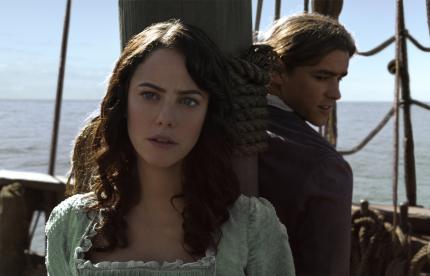 Die Neuzugänge: Carina Smyth (Kaya Scodelario) und Henry Turner (Brenton Thwaites) sollen frischen Wind ins Franchise bringen.