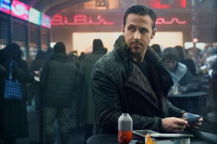 Ryan Gosling spielt seinen Blade Runner mit stoischer Ruhe und tiefer Traurigkeit in seinen Augen.