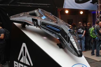 In der Mitte der Eingangshalle des Capitols stand ein Modell des Sabre Raven. Er ist exklusiv den Käufern der sehr teuren Optane 900P-SSDs von Intel vorbehalten.