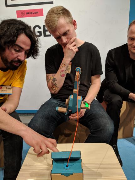 Volo Hannes lässt sich das Angelspiel aus dem Multi-Set ganz genau erklären. Als Veganer steckt er die gefangenen Fische natürlich in ein Aquarium, statt sie zu essen.