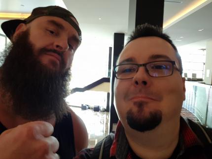 Braun Strowman war unter Zeitdruck und konnte nicht anhalten, also fuhren wir für dieses Bild mit ihm eine Etage nach oben