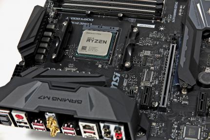 AMD Ryzen Pinnacle Ridge im Sockel eines Mainboards verbaut