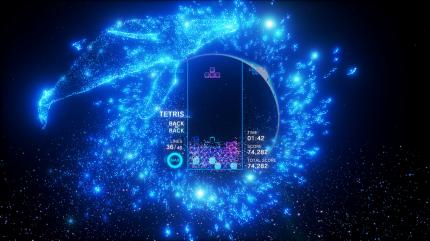 Mit Lichteffekten geizt Tetris Effect auf jeden Fall nicht, aber insbesondere die Musik bleibt im Kopf.