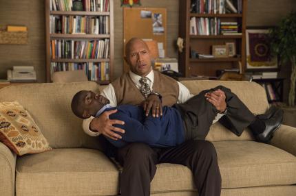 Dwayne Johnson hält Kevin Hart im Arm.