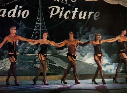 Szenenbild aus "The Rocky Horror Picture Show" (1975) - Bühnenauftritt