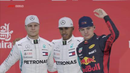 Die Fahrer um Lewis Hamilton und Jos Verstappen sind zwar gut zu erkennen, die Gesichter sind allerdings schlecht animiert – hier besteht Handlungsbedarf!