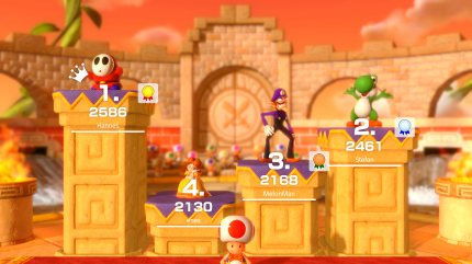 Nach Abschluss einer Runde Online-Mariothon in Super Mario Party erfolgt die Siegerehrung mit den Kontrahenten des Online-Modus: Shy Guy, Daisy, Waluigi und Yoshi.