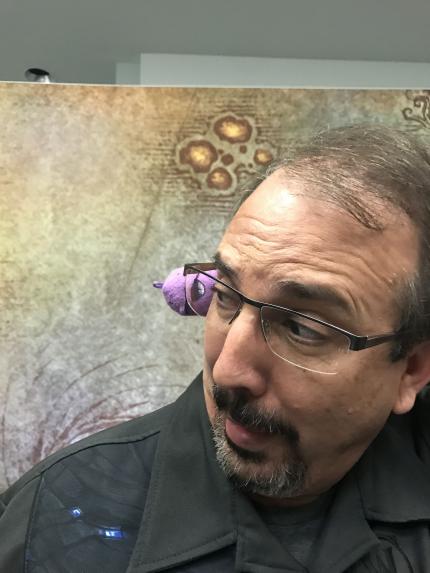 Executive Producer John Hight checkt besser nochmal, ob man in Classic WoW nicht mehr in der Nähe eines Schlachtfelds stehen muss, damit man nicht aus der Warteschlange gekickt wird.
