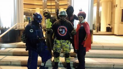 Das Team der Xtreme Justice League trifft sich vor Beginn der Patrouille vor der Hall of Justice in der Innenstadt von San Diego.