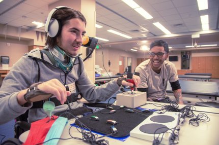 Dank des Xbox Adaptive Controllers - der weiße Kasten eher rechts im Bild - können selbst körperlich stark eingeschränkte Menschen Spiele genießen.