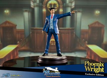 Protagonist Phoenix Wright kommt als als sehr detailliert gestaltete Figur von First4Figures zu Ruhm und Ehre. Die Statue fängt den Stil aus dem Gerichtssaal von Phoenix Wright: Ace Attorney – Dual Destinies ein.