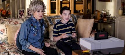 In der 'Young Sheldon'-Folge 'Die Videoprinzessin, Tante Emelda und das Reifengenie' verfallen Sheldon und seine Großmutter einer Videospielkonsole.