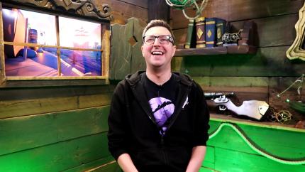 Für die Entwickler stand von Anfang an fest, dass sie in engem Kontakt mit der Community stehen wollen. Deshalb bauten sie schon früh ein Studioset für Entwicklertagebücher und Videoansprachen. Design Director Mike Chapman fühlt sich in der Rare-eigenen Taverne sichtlich wohl.