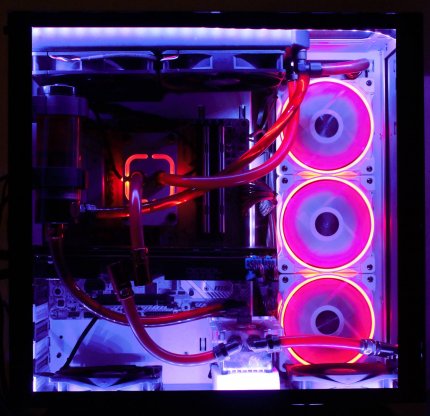 Ein Blick auf ein Lian Li PC O11DW, das wir für einen Test mit einer Wasserkühlung und RGB-Beleuchtung ausstatteten.