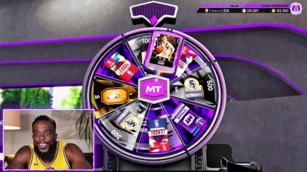 Im Trailer sind die angeheuerten Schauspieler total glücklich, sich dem virtuellen Glücksspiel in NBA 2K20 hingeben zu können. Genauso wie im echten Leben!