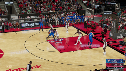 NBA 2K21 profitiert auf der PS5 stark von derverbesserten Physik. Man spürt jeden Körperkontakt und kann sich nicht mehr so einfach zum Korb durchtanken. Zweikämpfe spürt man dank adaptiver Trigger auch im Controller.