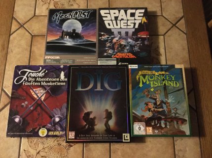 Da lacht das Adventure-Herz: Kultfirmen wie Infocom, Sierra oder LucasArts gaben sich besonders viel Mühe bei Verpackung und Inhalt. Touché von U.S. Gold wird zunehmend als Geheimtipp gehandelt, während die große DIN-A4-Box von Tales of Monkey Island zu Promotionszwecken in geringer Stückzahl produziert wurde.