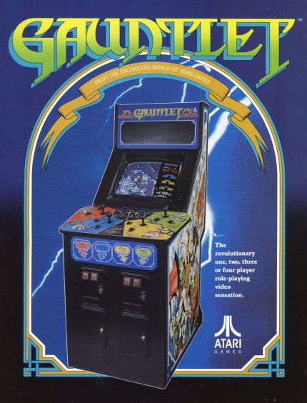 Werbe-Flyer für Ataris Koop-Hit Gauntlet (1985): Sehr gut zu erkennen sind die vier Farbflächen auf der Vorderseite, in denen jeweils ein Joystick und zwei Aktionstasten eingelassen sind.