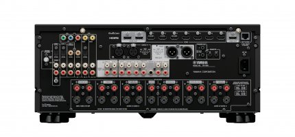 Die schier unzähligen Anschlüsse auf Rückseite dieses AV-Receivers von Yamaha sind nicht untypisch für AV-Receiver.