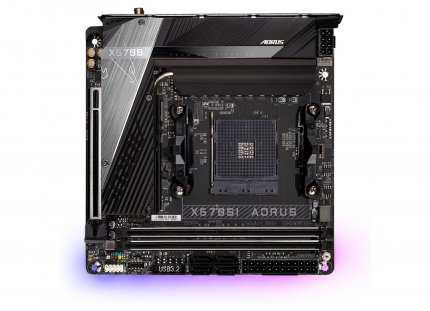 Anhand des Sockels sieht man, wie klein Mini-ITX-Mainboards sind.