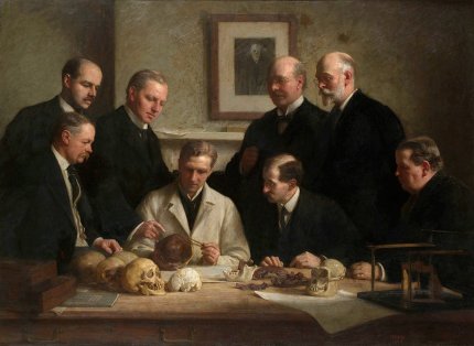 Geltungsbedürfnis und Geld: Vorschussbetrüge sind so alt wie der Mensch selbst. Im Jahr 1912 galt der „Piltdown-Mensch“ als Sensation und wurde sogar auf einem Gemälde festgehalten. 1915 kamen die ersten Zweifel auf und erst im Jahr 1953 wurde der Betrug aufgedeckt.
