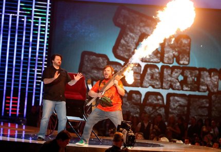 Bei den Spike TV Awards von 2008 holte Schafer den Schauspieler und Musiker Jack Black auf die Bühne, um dem Publikum ordentlich einzuheizen und Brütal Legends zu bewerben.
