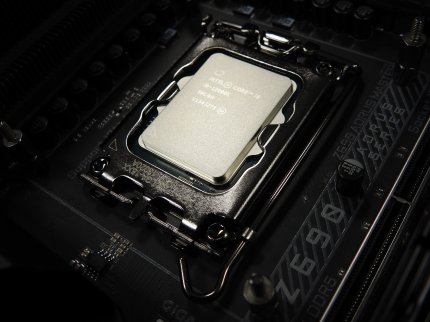 Auf diesem Foto mit einem Core i9-12900K erkennen erfahrene Nutzer, dass die CPUs für den Sockel 1700 etwas länglicher sind als frühere Mainstream-CPUs. Daher ist beim Kühler-Kauf Vorsicht geboten, auch wegen der Montagevorrichtung.