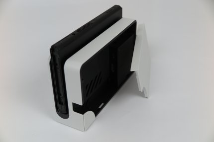 Das Dock wurde minimal überarbeitet: Der rückseitige USB-Port ist einem LAN-Anschluss gewichen und die Rückklappe lässt sich nun ganz abnehmen. Kleiner Nerv-Faktor an der Konsole selbst: Der Slot für die Spiele-Cartridges ist nun etwas fummeliger zu öffnen.