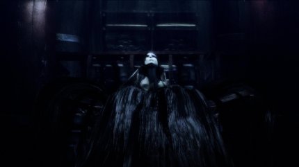 Eine Frau taucht aus einer Kiste voll schwarzem Wasser empor. Solche bizarren Szenen gibt es in Project Zero immer wieder. Gruselig sind sie aber nicht wirklich.&nbsp;