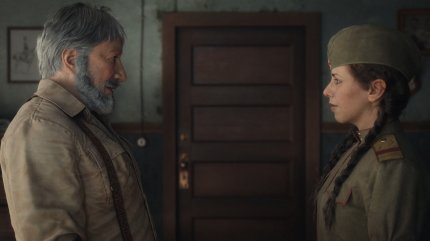 Im Gespräch mit ihrem Vater stellt sich heraus, dass Polina, wie auch ihr reales Vorbild, zunächst nicht für die Rote Armee kämpfen durfte.