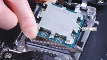 MSI zeigt die Einkerbungen beim Sockel AM5, die einen quasi idiotensicheren Einbau ermöglichen sollen.
