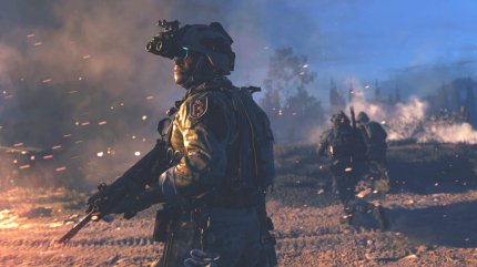 Soldat mit Gewehr in der Hand im Vordergrund auf einem Schlachtfeld