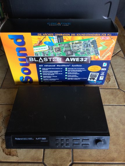 Zwei Luxusgeräte vereint: Die Sound Blaster AWE32 war eine besondere Soundkarte von Creative Labs mit einem eigenen MIDI-Instrumentenset, das deutlich hochwertiger klang als der General-MIDI-Standard. Davor steht ein Roland MT-32-Soundmodul, dessen Klangqualität bis weit in die 1990er-Jahre unschlagbar war.