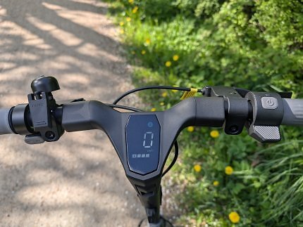 Am Lenker des Navee ST3 Pro befinden sich alle notwendigen Bedienelemente. Das integrierte Display zeigt wichtige Informationen und ist auch bei Sonnenlicht gut ablesbar.