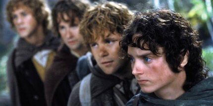 Schon lange, bevor die Hobbits auf Streicher (Aragorn) treffen, begegnen sie den Elben.