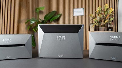 Die neue Anker Solix Solarbank 4 Pro E5000 mit ihren Vorgängern.