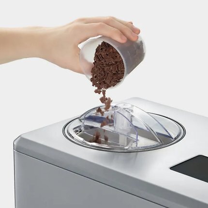 Über die Öffnung im Deckel lassen sich während der Zubereitung weitere Zutaten wie Schokolade, Nüsse oder Früchte hinzufügen.