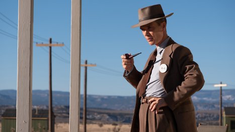 Christopher Nolans "Oppenheimer" in der Filmkritik: Männer, die auf Tafeln starren