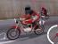 Etwas l&auml;cherlich sieht er ja schon aus, der Herr in seiner modernen Ledermontur auf der 50er-Jahre-Ducati.