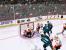 Die San Jose Sharks erhöhen auf 2:0, der Keeper der Calgary Flames kann dem Puck nur noch nachschauen.