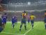 Die Spannung steigt: Die Spieler laufen zur Spitzenpartie FC Barcelona gegen AS Rom in das beeindruckende Nou Camp' der Spanier ein.