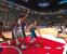 Dirk Nowitzki, hier ausnahmsweise im Trikot der Euro All Stars, tankt sich durch die gegnerische Abwehr.