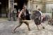 Legionär Titus Pullo (Ray Stevenson, l.) trainiert den jungen Oktavius (Max Pirkis).