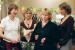 Mutter Sylvia (Christine Schorn, 2.v.r.) ist der ganze Trubel zuwider.