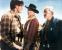 Ethan Edwards (John Wayne, M.) in Auseinandersetzung mit seinem Neffen (l.) und dem Pastor (r.)